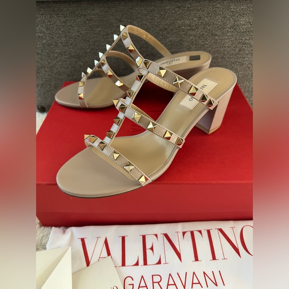 New VALENTINO GARAVANI
Rockstud Leather Block Heel Sandals - Picture 8 of 15